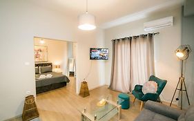Belajo Central Apartment And Jacuzzi !!